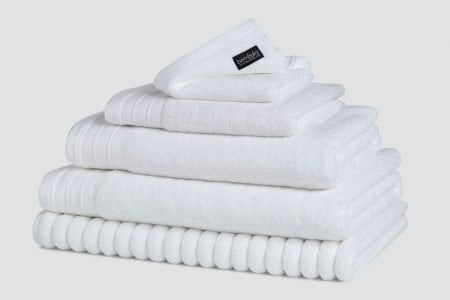 luxe bath towels in white colour