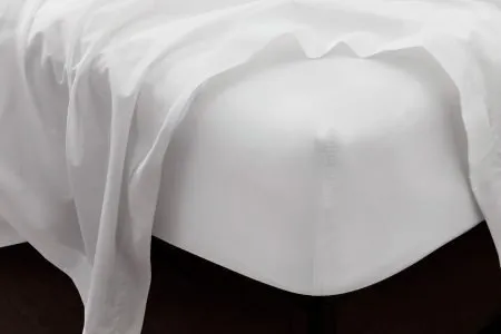 cotton percale fitted sheet in white colour
