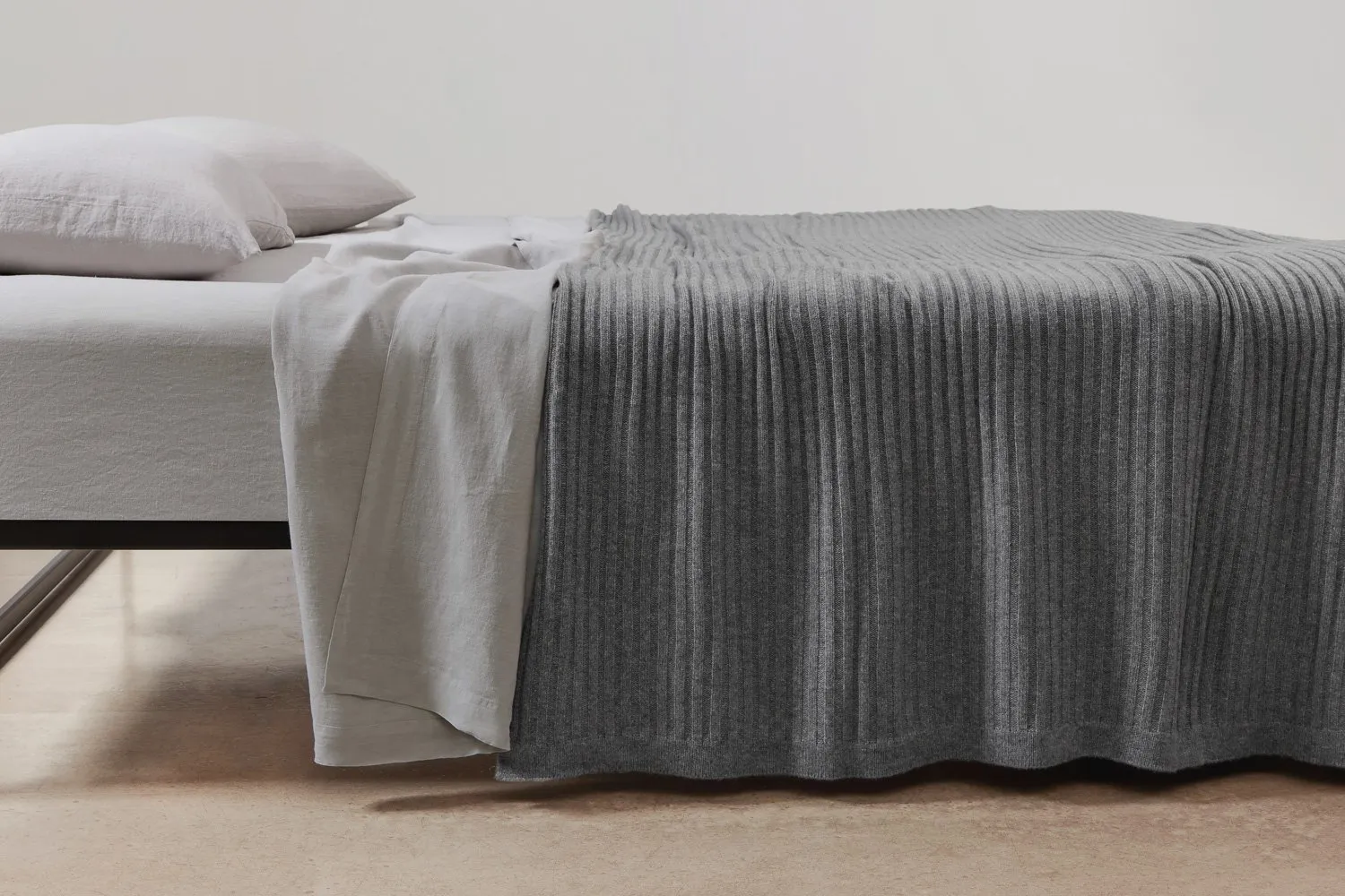 italian cashmere wide rib blanket in pale grey colour