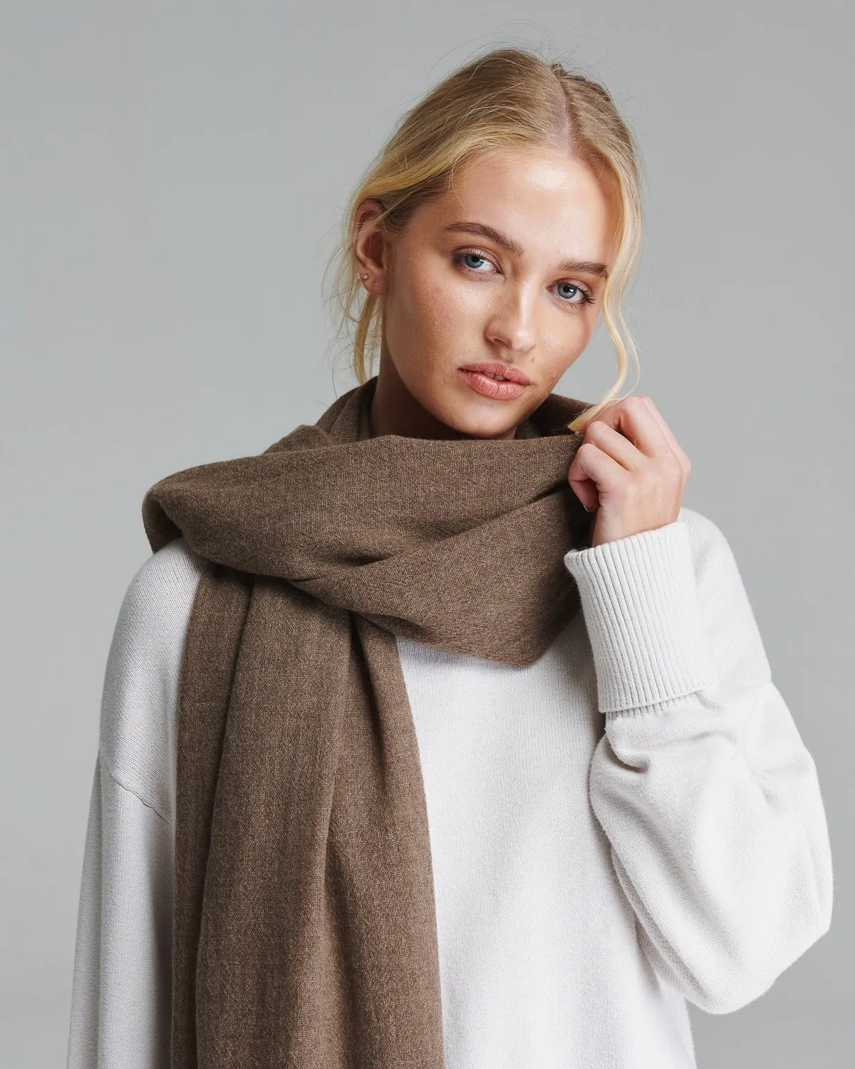 fine italian cashmere scarf in mocha