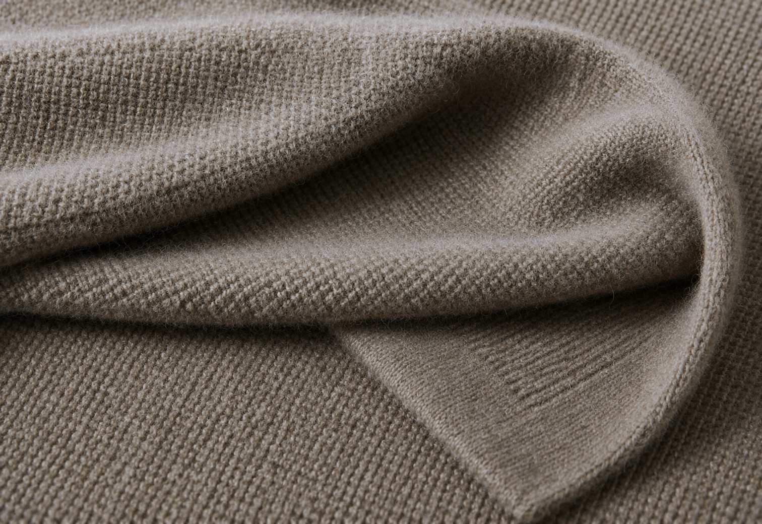 pure italian cashmere small box throw in mocha