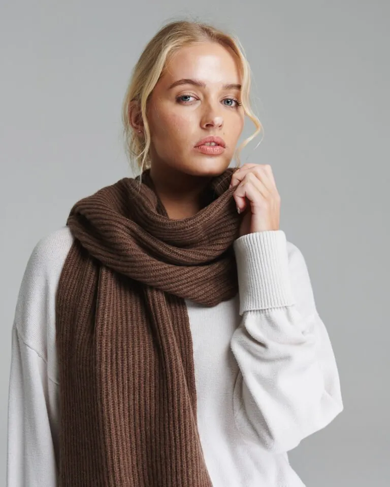 ribbed italian cashmere scarf in chocolate
